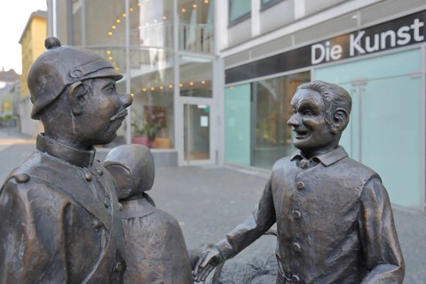 Öcher Schängche sculpture by Klaus Gehlen 2021, monument to Aachen puppet theater, figures, modern