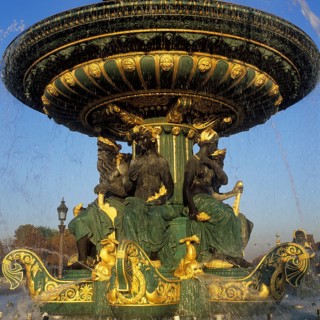 Fontaine des Mers am Place de la Concorde im Zentrum von Paris, Frankreich