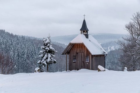 Chapel on the path along the Glockenwanderweg in the snow, Oberlochmühle, Deutschneudorf,