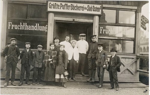 Puffer bakery, Rhineland, South-East, fruit, vegetables, boys, shop, work, twenties, crowd in front
