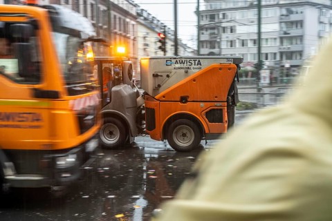 Sweeping on Rose Monday in Düsseldorf, the municipal utilities clean up after the train, confetti,