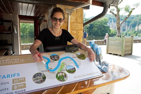 French woman, 39 years old, showing the ship route on the Dordogne, La Roque-Gageac, Dordogne