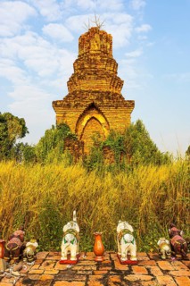 Abandoned temple ruins of Wat Chedi Chet Yot, near Kamphaeng Phet, Kamphaeng Phet Province,