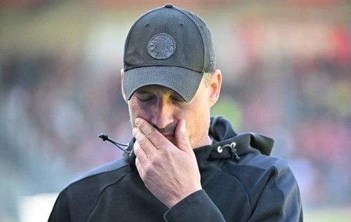 Coach coach Alexander Blessin FC St. Pauli portrait thoughtful soccer Bundesliga, Voith-Arena,