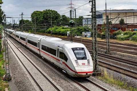 ICE 4 train on the line between Bochum and Dortmund, near Dortmund-Marten, multi-lane line for