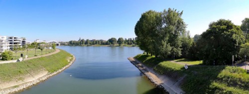 The park island in Ludwigshafen with the Rhine in the background