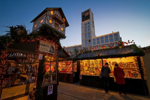 Christmas market with Christmas stalls, stalls, New Town Hall, Christmassy, blue hour, Stuttgart,