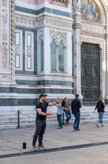 Street musicians on Piazza del Duomo in front of the steps to the Cattedrale di Santa Maria del