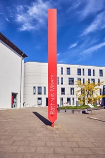 Stele with inscription Rathaus Moers, town hall, commercial building, modern architecture, façade