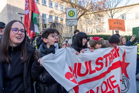 School strike against military service, around 600 participants in a demonstration against the