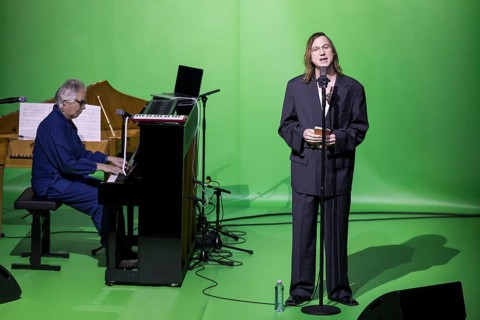 Lars Eidinger reads Hauspostille by Bertolt Brecht accompanied by Hans-Jörn Brandenburg on the