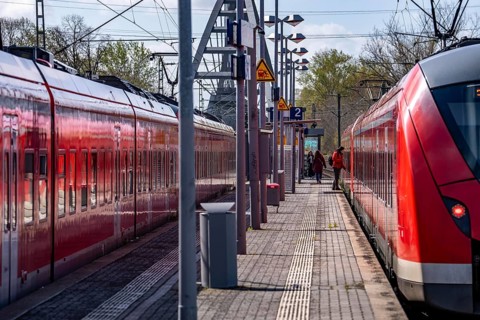 S-Bahn train in front of the Düsseldorf-Hamm S-Bahn station, at Medienhafen, local train