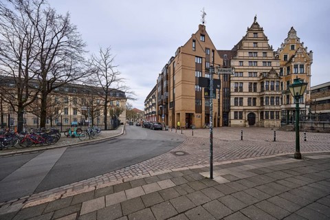 Leibnizhaus, historic residential building, Renaussance style, bollard, lantern, bare winter trees,