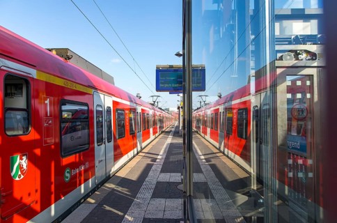 S-Bahn station, Düsseldorf-Hamm stop, Düsseldorf city centre skyline, Media Harbour, local train