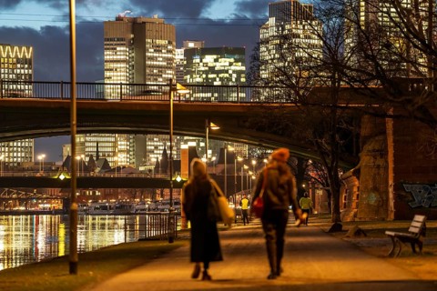 Skyline of the city centre of Frankfurt am Main, cycle and footpath, promenade, along the river