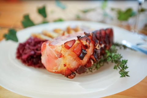 Swabian cuisine, crusty roast Swabian pork, meat dish, pork, crispy, red cabbage, dumplings,
