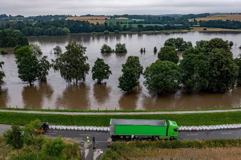 Ruhr floods near Mülheim-Menden, damage to the Ruhr dyke was sealed with large sand packs, flooded