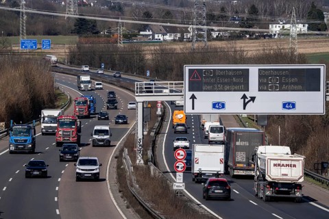 A45 motorway, shortly in front of the Dortmund-Witten motorway junction, normal traffic, digital