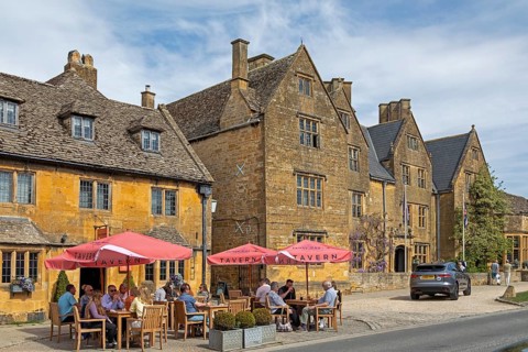 Honey-coloured houses, pavement café, High Street, Broadway, Worcestershire, The Cotswolds,