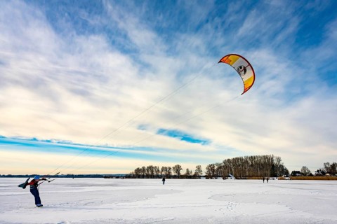 Skating on the ice of Lake Dümmer, ice skating on winter Dümmer, Eickhöpen, Lembruch, Lower Saxony,