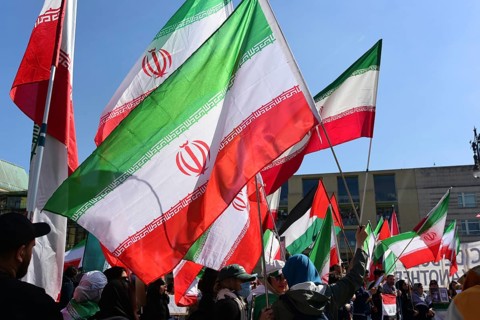 Opponents of Reza Pahlavi are protesting against Pahlavi's visit at Pariser Platz at the