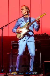 Mike Rutherford, guitarist and namesake of Mike and the Mechanics live on Looking Back - Living The