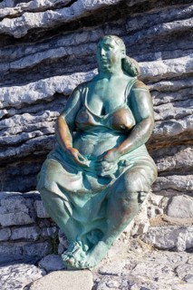 Mater Natura, Statue von Raffaele Scorzelli, Porto Venere, Italien