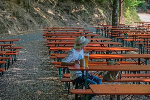A guest having a beer at the Senftenberger Felsenkeller, Senftenbergbei Buttenheim, Upper