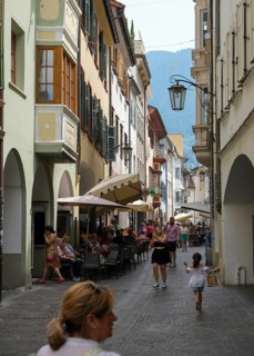 Merano, South Tyrol, Italy, passers-by stroll through the Laubengasse, the arcades are the heart of