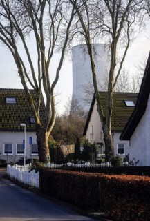 Residential buildings in the Meistersiedlung in front of the Datteln 4 power plant, Uniper