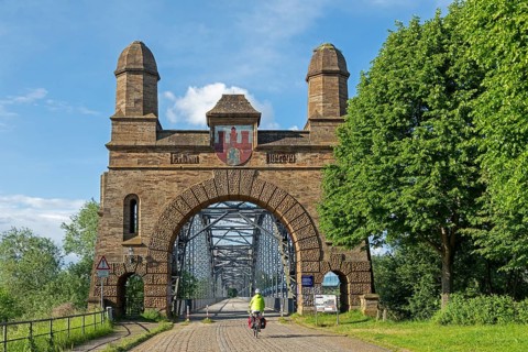 Cyclist, cycle path, Old Harburg Elbe Bridge, Harburg, Hamburg, Germany