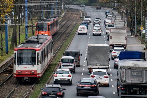 City centre traffic, 3-lane Westfalendamm, federal road B1, heavy traffic, tram line runs parallel,
