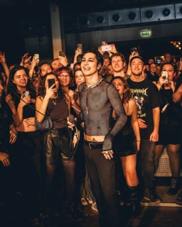 Remington Leith, singer of Palaye Royale live on Death Or Glory EU/UK Tour 2024 at Astra Kulturhaus