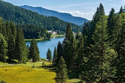 Spitzingsee, mountain lake, behind Arabella Alpenhotel, municipality of Schliersee, Mangfall
