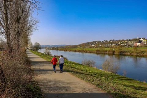 Hattingen, North Rhine-Westphalia, Germany - Landschaft an der Ruhr, walkers along the Ruhr