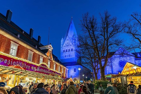 Christmas market and St. Patrokli Cathedral in Soest at dusk, North Rhine-Westphalia, Germany