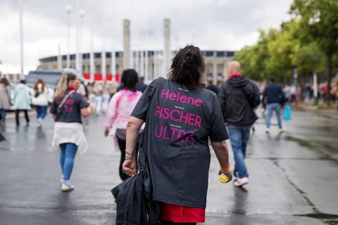 A fan wearing Helene Fischer ULTRA shirt on his way to Helene Fischer's concert live on 360°