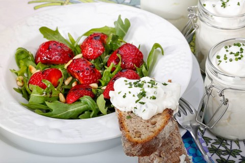 Swabian cuisine, Luggeles cheese in a jar, salad rocket with strawberries, pine nuts, Swabian cream