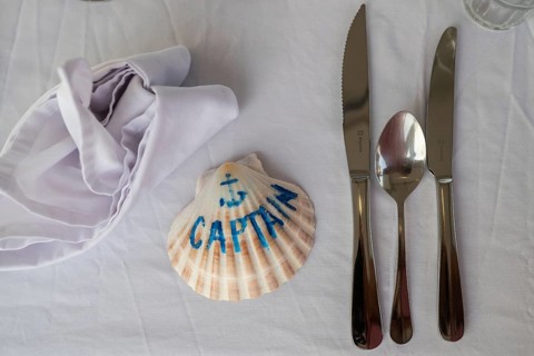 Table set with cutlery, white tablecloth with a mussel with the inscription Captain, Aeolian or