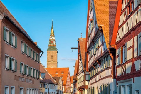 Half-timbered houses in the old town in the evening light, behind the Liebfrauenmünster,
