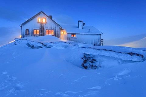 Mountain hut, snow, twilight, blue hour, illuminated, Laktatjakko, Björkliden, Laponia, Lapland,