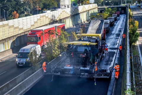 New whisper asphalt surface for the A40 motorway, in the city of Essen, direction Dortmund, 95, 000