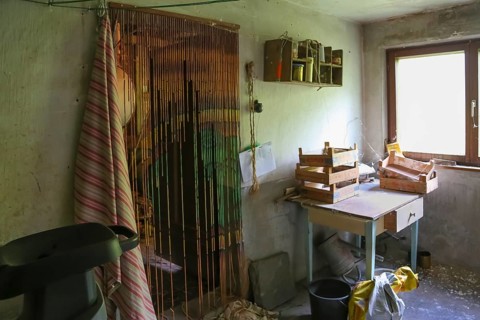 Lost Places, abandoned house, empty building, workshop, outbuilding, old objects, decay, fly