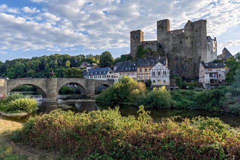 Old Lahn Bridge, Runkel Castle, hilltop castle from the high Middle Ages, ruins, Protestant church,
