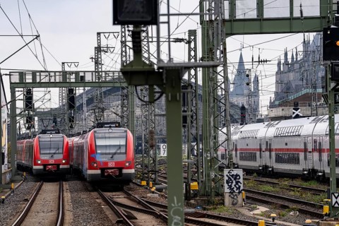 Rail transport between Cologne Central Station and Cologne-Hansaring station, Cologne Cathedral,