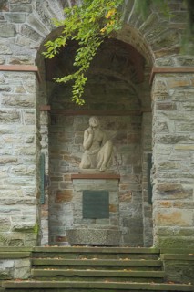 Mourners sculpture by Carl Wilhelm Bierbrauer 1921, stone sculpture, modern art, symbol, mourning,