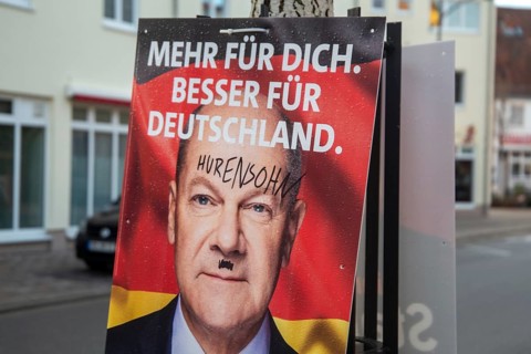 Olaf Scholz with Hitler beard: Graffitied election poster in Mutterstadt
