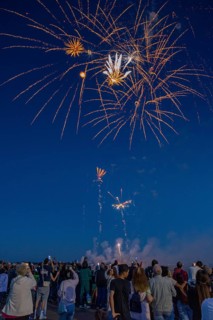 Closing fireworks, kite festival 2024, festival of giant kites, Stadt und Land, Tempelhofer Feld,