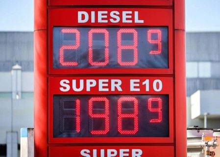 Mülheim, North Rhine-Westphalia, Germany, petrol station demands maximum prices for petrol. Diesel