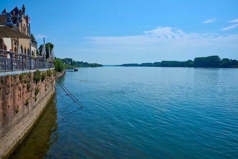 River view next to a building with railings and wide sky, Rhine, Eltville am Rhein, Rheingau,